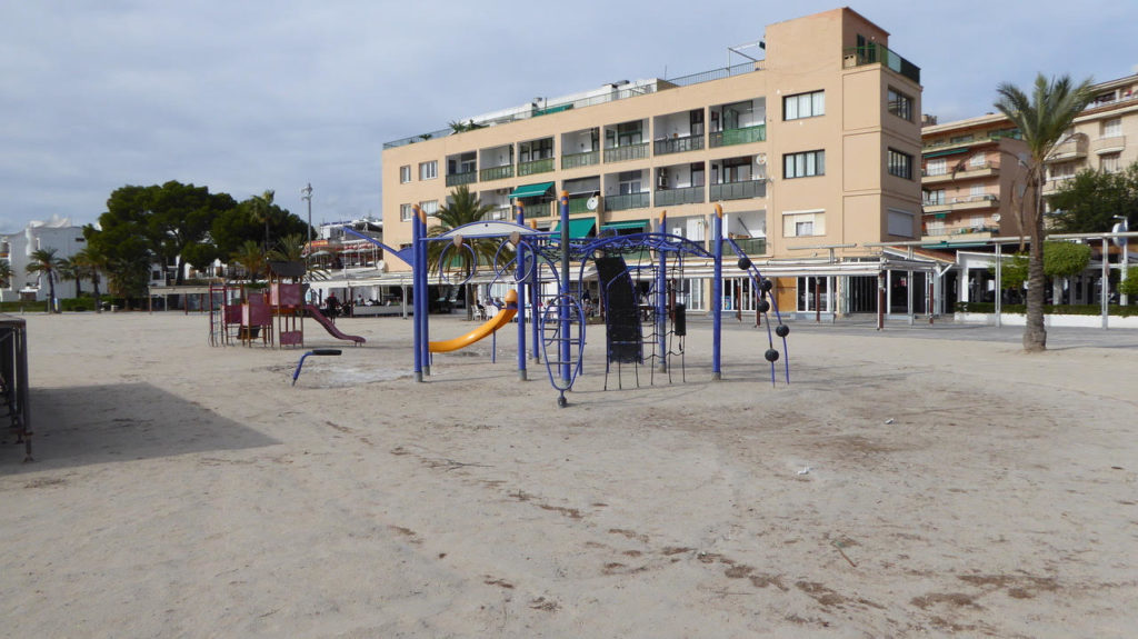 Juegos infantiles en la Playa de Alcúdia